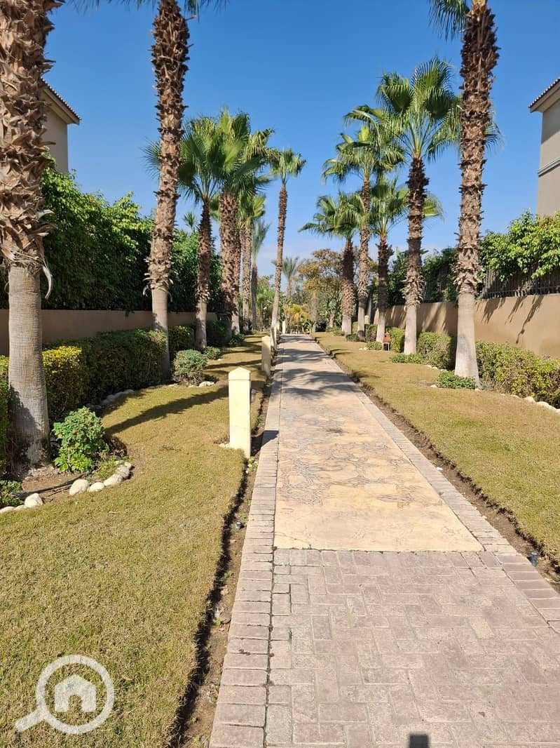 Villa for sale in a prime location in Katameya Hills compound - Vista 3