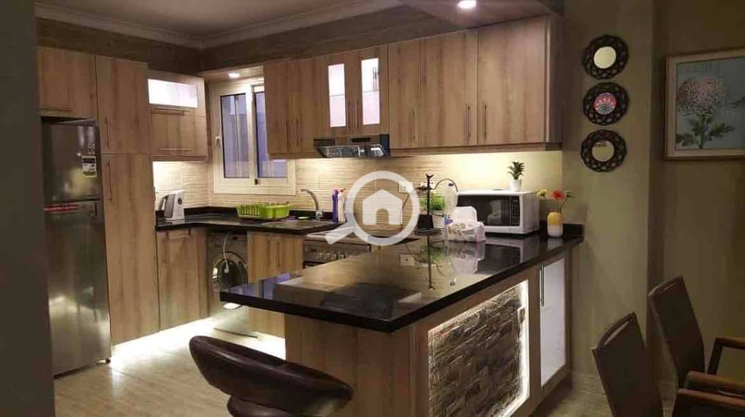 Ready-to-move-in furnished hotel apartment with air conditioning in Arkan Palm with hotel services from Crowne Plaza in Sheikh Zayed. - Pamja 4