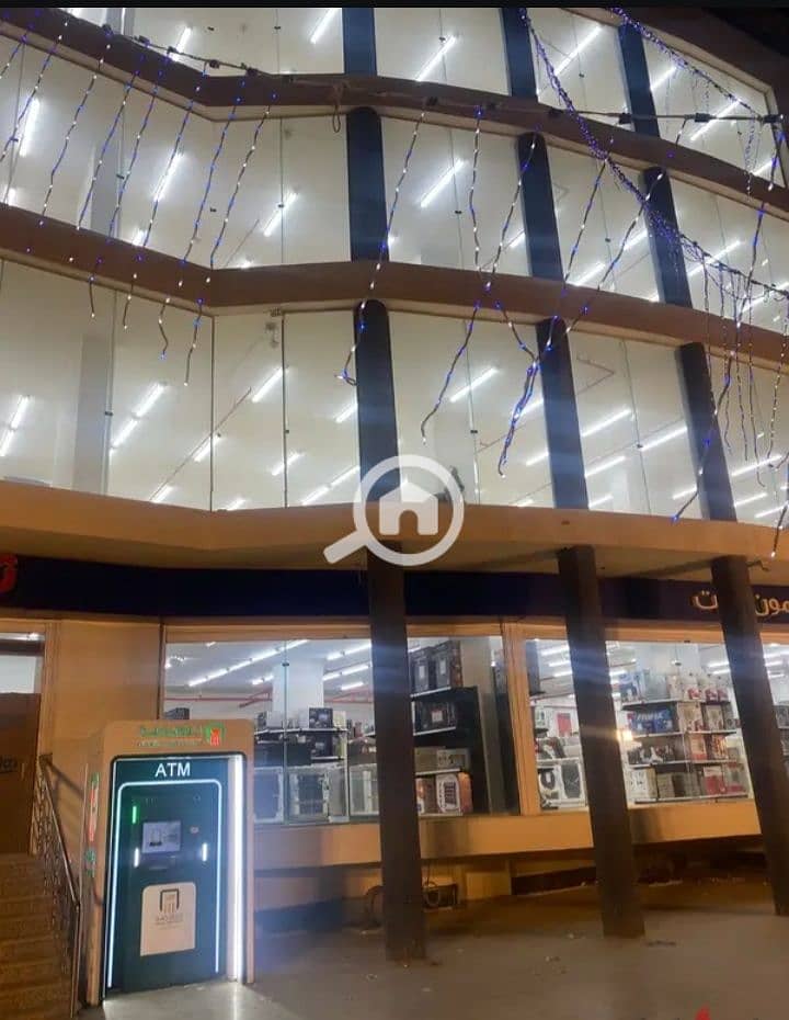 Mall in the heart of 6 October city, licensed for commercial and administrative use, prime location, super ultra VIP finishing, suitable for banks, hypermarkets, large companies, agencies, administrative companies, administrative offices, medical clinics, and exhibitions. Cheapest price and best location for a licensed commercial mall with complete finishing, electric doors. - Ansicht 2
