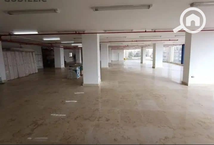 Mall in the heart of 6 October city, licensed for commercial and administrative use, prime location, super ultra VIP finishing, suitable for banks, hypermarkets, large companies, agencies, administrative companies, administrative offices, medical clinics, and exhibitions. Cheapest price and best location for a licensed commercial mall with complete finishing, electric doors. - Ansicht 3