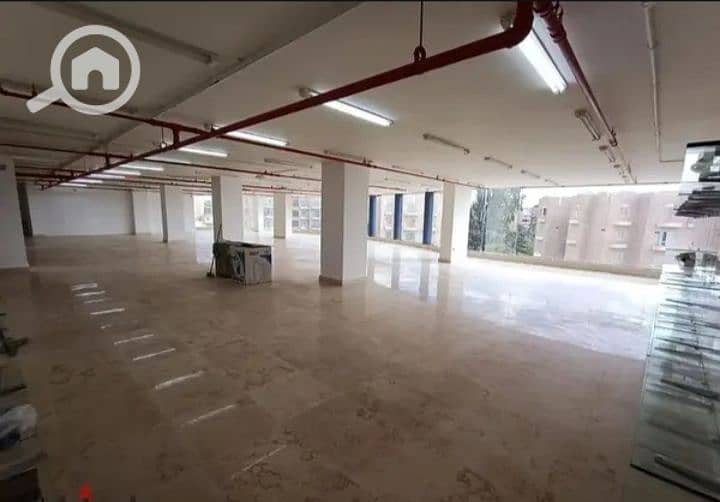 Mall in the heart of 6 October city, licensed for commercial and administrative use, prime location, super ultra VIP finishing, suitable for banks, hypermarkets, large companies, agencies, administrative companies, administrative offices, medical clinics, and exhibitions. Cheapest price and best location for a licensed commercial mall with complete finishing, electric doors. - Ansicht 4