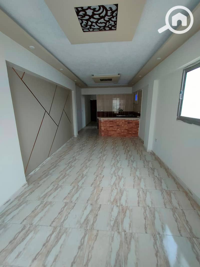Modern 120 m² roof for annual rent, suitable for families or newlyweds, with super luxury finishing. All utilities are available: water, electricity, and elevator. It has 3 bedrooms, a two-piece reception, kitchen, and bathroom. Located on the seventh floor in Alexandria, Al-Ajami, kilo 21, at Al-Nakheel Beach in a very distinguished location. - Widok 4