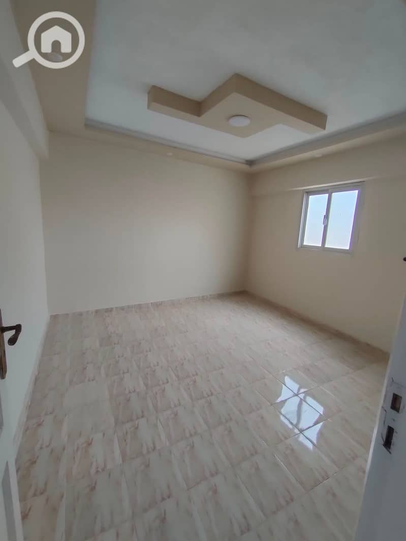 Modern 120 m² roof for annual rent, suitable for families or newlyweds, with super luxury finishing. All utilities are available: water, electricity, and elevator. It has 3 bedrooms, a two-piece reception, kitchen, and bathroom. Located on the seventh floor in Alexandria, Al-Ajami, kilo 21, at Al-Nakheel Beach in a very distinguished location. - Widok 5