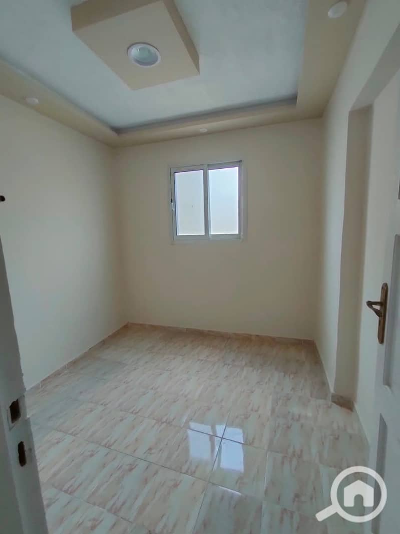 Modern 120 m² roof for annual rent, suitable for families or newlyweds, with super luxury finishing. All utilities are available: water, electricity, and elevator. It has 3 bedrooms, a two-piece reception, kitchen, and bathroom. Located on the seventh floor in Alexandria, Al-Ajami, kilo 21, at Al-Nakheel Beach in a very distinguished location. - Więcej