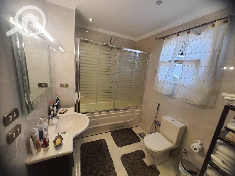 The Most Luxurious Penthouse for Sale with a Garden View and an Elevator in Al Yasmin 4 - Więcej
