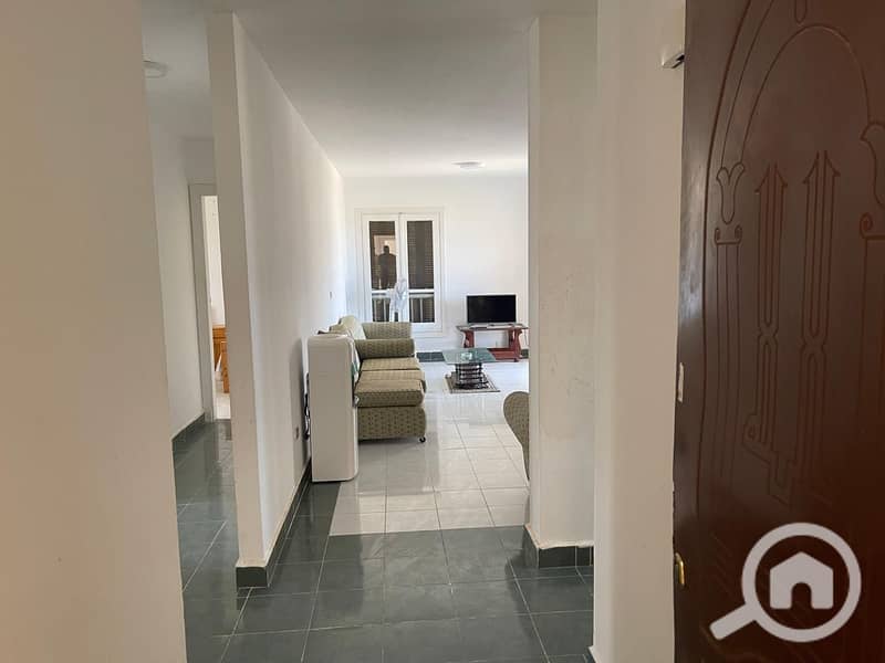 For rent, a very distinctive furnished apartment in Diamond Beach Village, North Coast, 90.5 km, near the National Bank Village, with a clear view of the sea, consisting of 3 rooms and 2 bathrooms, and 2 air-conditioned rooms, close to all services. Details and prices in the description. – pohled 3
