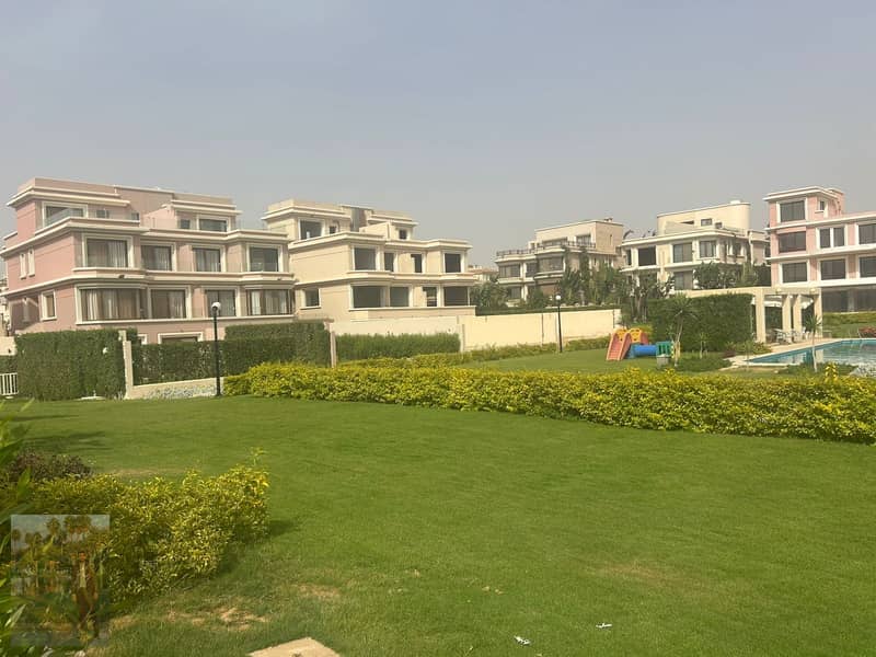 *Top View compound* New Cairo *Twin House Villa* for rent *Fully Furnished* Bua 500 M² Land 500 M² 4 Bedrooms 5 Bathrooms Maid room + bath Driver room + bath Laundry room Walkout basement with big multi purpose area Office room Indoor garage Central wat – pohled 3