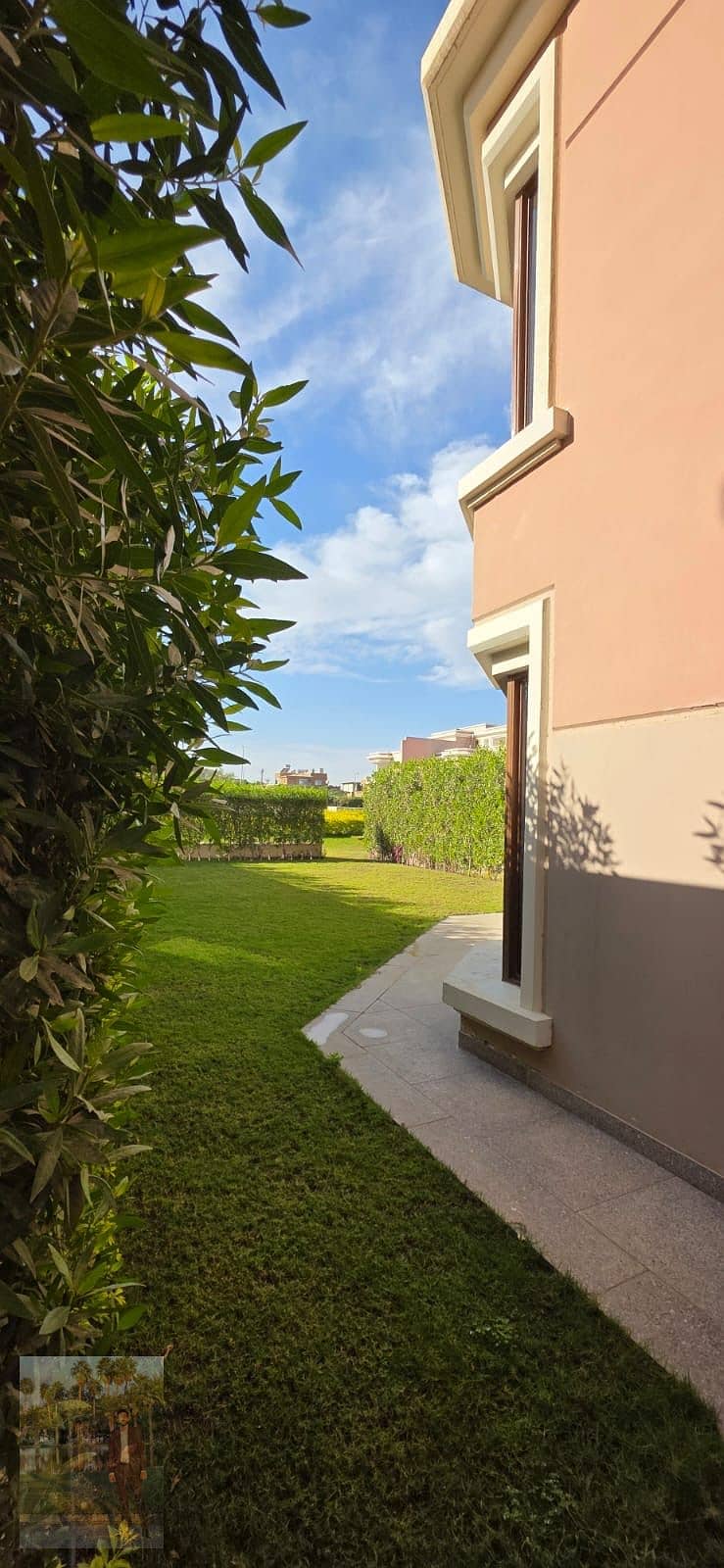 *Top View compound* New Cairo *Twin House Villa* for rent *Fully Furnished* Bua 500 M² Land 500 M² 4 Bedrooms 5 Bathrooms Maid room + bath Driver room + bath Laundry room Walkout basement with big multi purpose area Office room Indoor garage Central wat – další