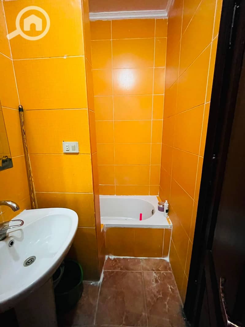 A rental apartment in the best location in the second neighborhood. Just steps from Al-Hosari Mosque! If you are looking for upscale housing, proximity to services, and complete comfort... this apartment is designed specifically for you! The strategic location (heart of services): Second Neighborhood - First District: a very vibrant and exceptional location. – další