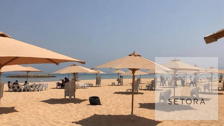 Ultra-super-lux finished chalet, first floor (bedroom, bathroom, reception), fully serviced resort, beachfront location. Sandy beach. - Więcej