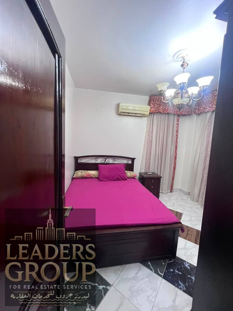 Furnished apartment for rent in Sheraton, Sayyid Zakariya Street, area: 120 square meters, first floor – front-facing, prime location close to all services and near the airport and New Cairo. - Więcej