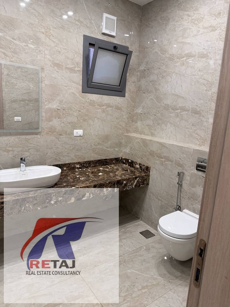 Apartment for rent, 220 square meters, in a villa area in New Cairo, raised ground floor with a private garden. New lease, super deluxe finishing, in - Więcej