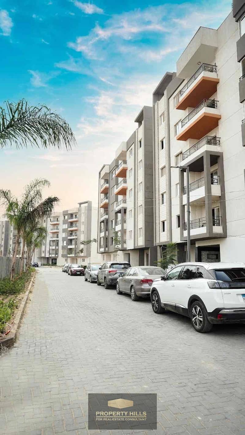 Receive immediately a 3-story town villa in Rock Eden – just minutes from Palm Parks and Mall of Egypt - Meer