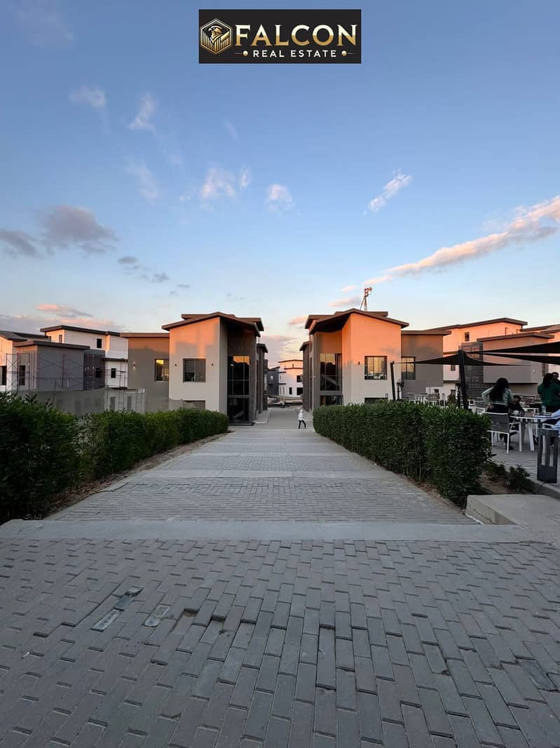 Townhouse for sale, immediate occupancy, 25% cash discount + installments available, in New Cairo, Creek Town, opposite Al Rehab Gate. - Więcej