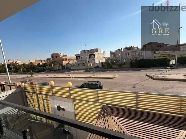 A golden opportunity to sell a 380m duplex with furniture and appliances, a private garden, an independent entrance, a sea view, and a prime location in the 9th District, Sheikh Zayed, with spacious areas. - Ansicht 2