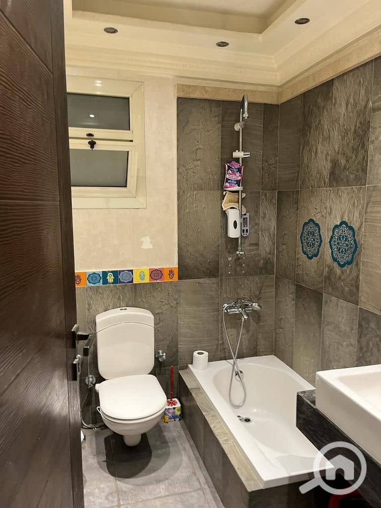 A 200 sqm apartment finished to a super-luxury standard, featuring a stunning north-facing frontage with exceptional natural light and ventilation. - Więcej