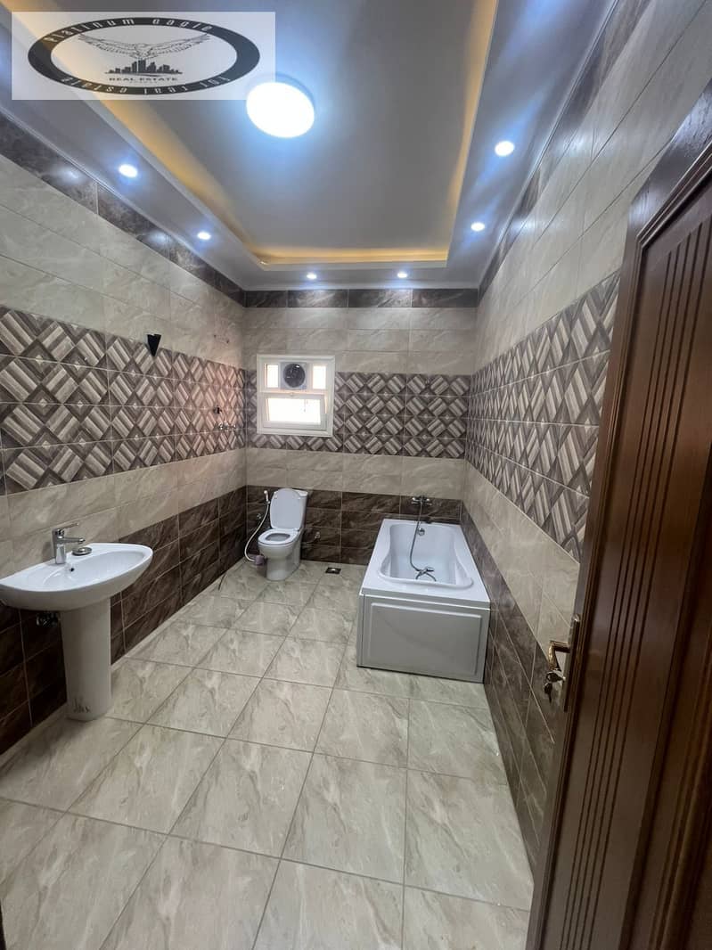 12 f3ca6522-5e96-4b4d-bd18-76cbe448e1d4. jpg