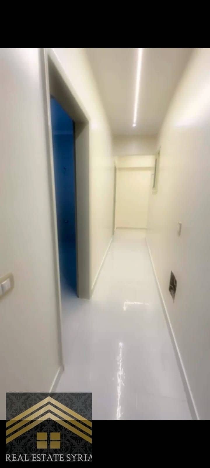 A full floor on two super lux finished apartments, first occupancy and rental. Each apartment has an area of 200 square meters (old loading). Second floor (not the last). Distinguished engineering division: 3 rooms, including a master room, 2 bathrooms, large kitchen, 3-piece reception, large terrace, armored doors, fully integrated lift, gypsum board, porcelain finishes. - Mehr