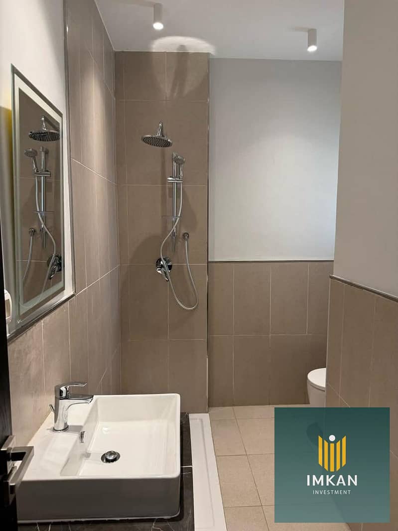 For immediate occupancy in Fifth Settlement, a 3-bedroom apartment for sale in Al Patio Oro Compound with a down payment of 1 million and ultra-super- - Więcej