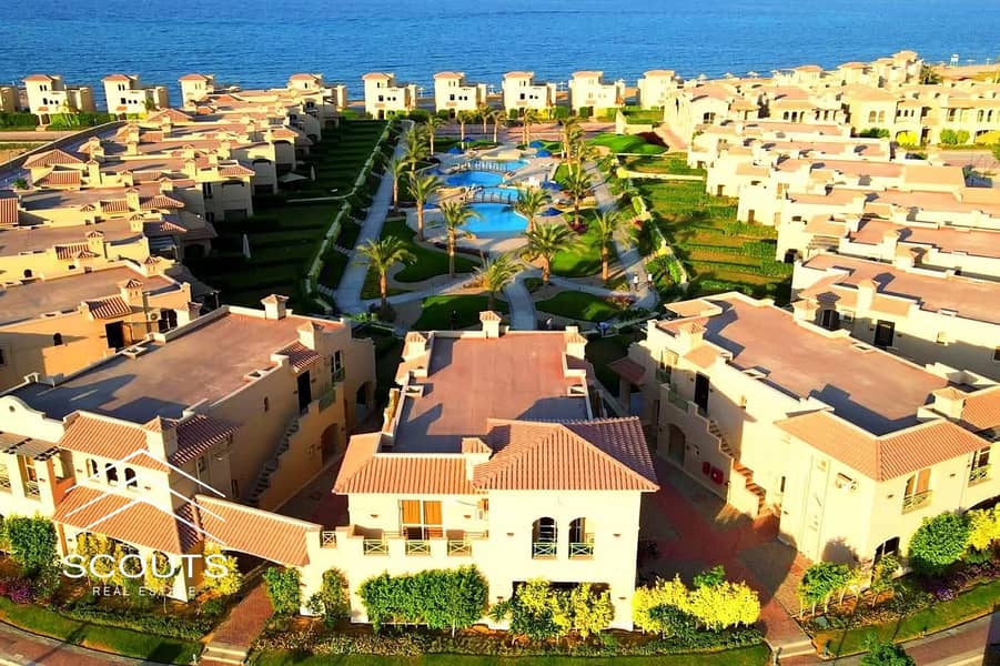 Last chalet for sale, 3 bedrooms, fully finished and ready, prime location with a lagoon view and private beach in La Vista 6 Village | La Vista 6 Ain Sokhna, next to Porto Sokhna and Telal - Ansicht 2