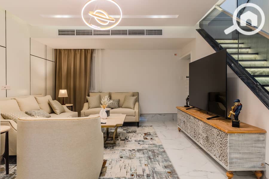 Duplex villa with hotel finishing near Safir Hotel in Midan, spacious for upscale and distinctive living in Dokki. - Więcej