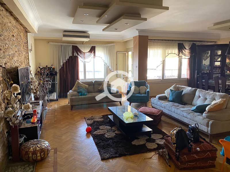 **150m apartment for sale in Misr for Reconstruction buildings | Top floor | Super Lux finishing and parquet floors | 2 bedrooms and 2 bathrooms, one of them master | Reception - Widok 3