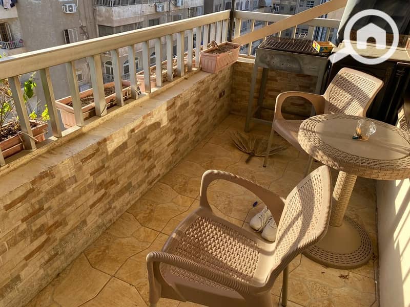 **150m apartment for sale in Misr for Reconstruction buildings | Top floor | Super Lux finishing and parquet floors | 2 bedrooms and 2 bathrooms, one of them master | Reception - Widok 4