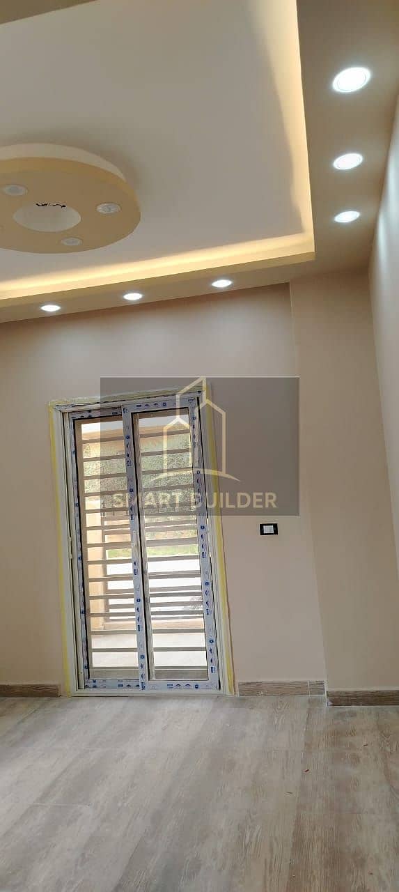 Duplex for sale in Gardenia, Fifth Settlement, with an area of 240 square meters and a garden. Finished to ultra-super lux standards, with a northern facade and a private entrance. All utilities available. Gardenia is 2 minutes from Gamal Abdel Nasser Axis. - Więcej