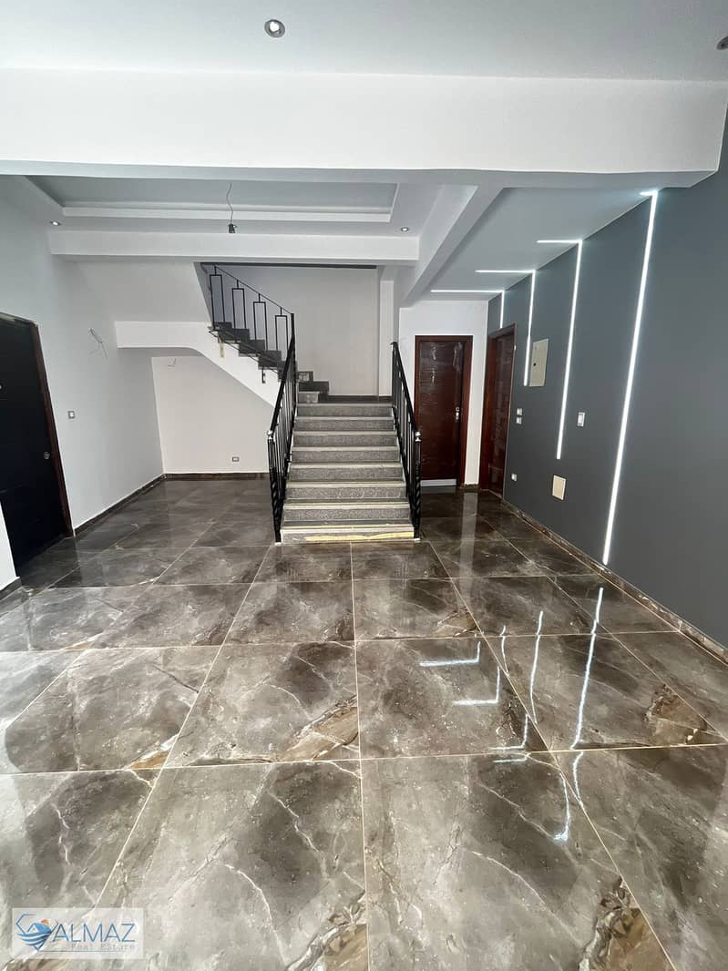 Unfurnished duplex, 250 sq m, with garden, for rent (residential and commercial use) in Al Banafseg 8 Villas, First Settlement, located near North 90t – pohled 2