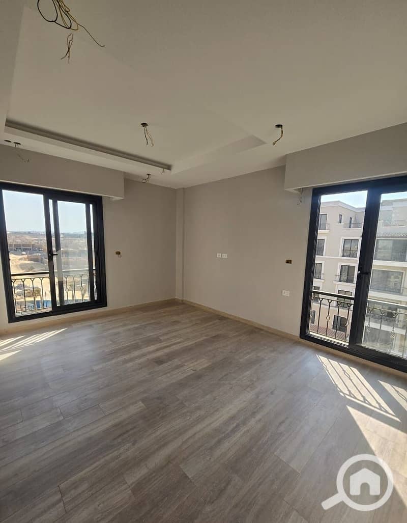 **75 sqm Studio in Village West, Sheikh Zayed, at an excellent price (a real bargain), with a very prime location. ** - Vista 3