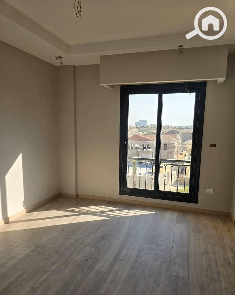 **75 sqm Studio in Village West, Sheikh Zayed, at an excellent price (a real bargain), with a very prime location. ** - Vista 5