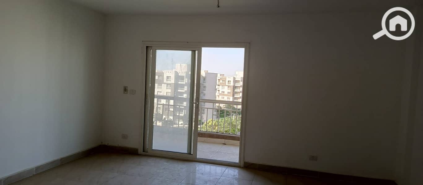 Apartment for Rent (Old Rent Law) in Madinaty, B12 – Group 123, Near Services. - Widok 6