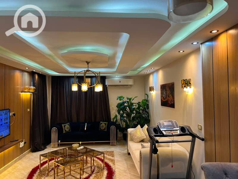 For sale, an apartment in Dar Misr, Al-Qarnfal, First Settlement, directly in front of Gate 24, Al-Rehab and the Eastern Market, in front of Gate 6, with an area of 140m and a view of a wide garden, ultra super lux finishing. - Widok 3