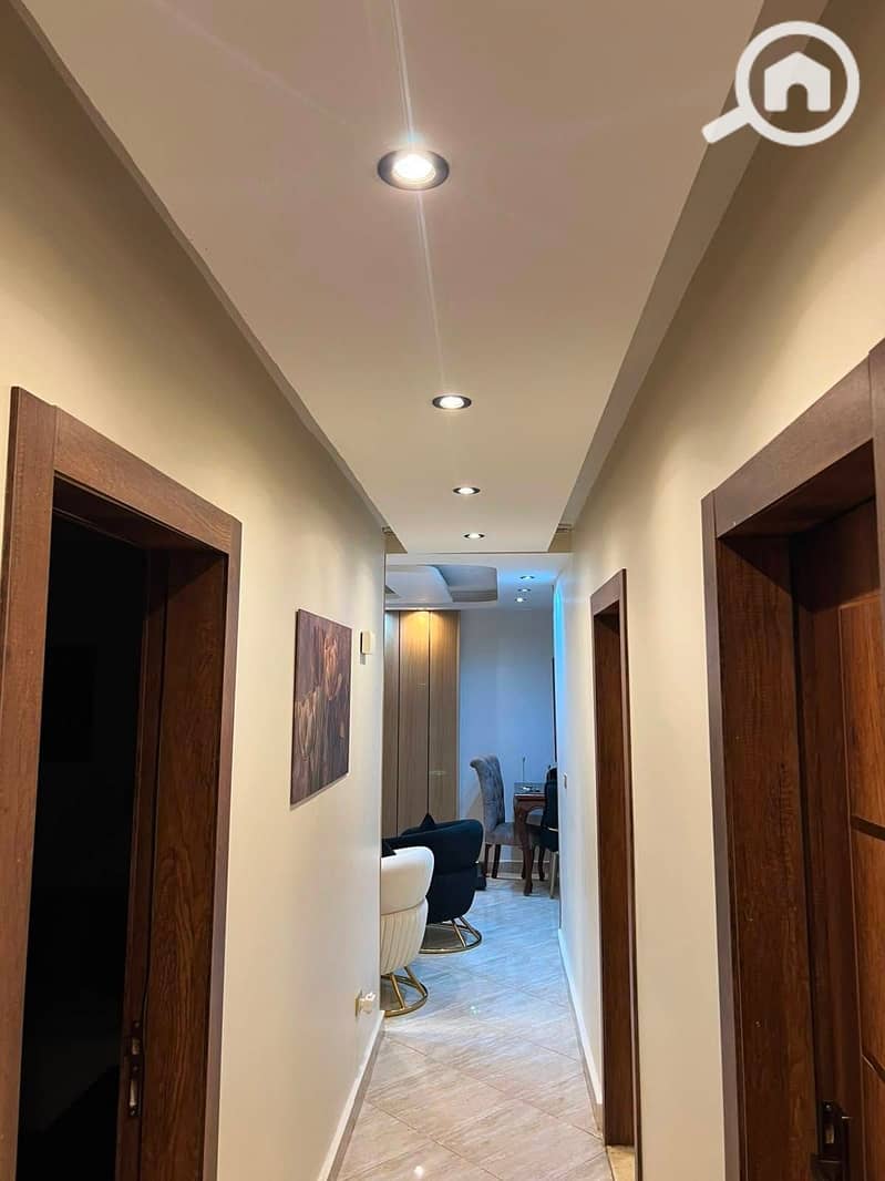 For sale, an apartment in Dar Misr, Al-Qarnfal, First Settlement, directly in front of Gate 24, Al-Rehab and the Eastern Market, in front of Gate 6, with an area of 140m and a view of a wide garden, ultra super lux finishing. - Widok 6