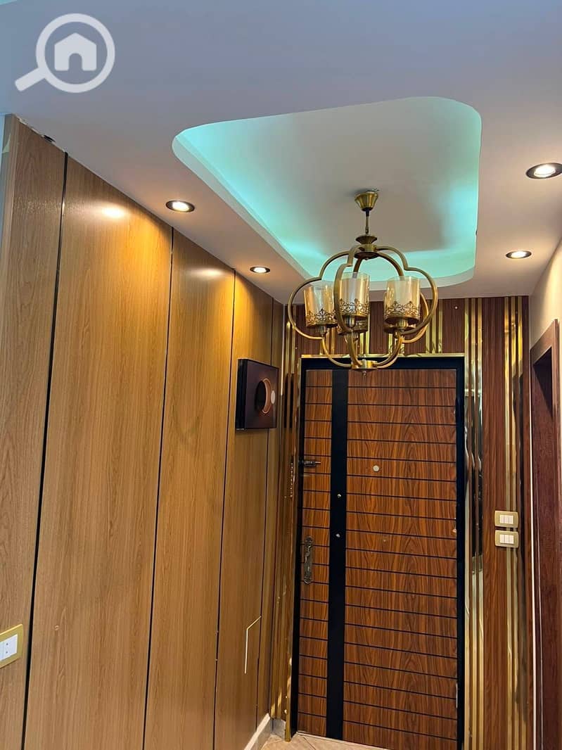 For sale, an apartment in Dar Misr, Al-Qarnfal, First Settlement, directly in front of Gate 24, Al-Rehab and the Eastern Market, in front of Gate 6, with an area of 140m and a view of a wide garden, ultra super lux finishing. - Więcej