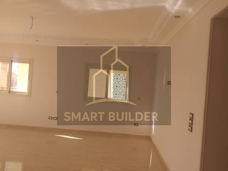 Apartment for rent in Yasmeen Villas 4, first floor with elevator, freshly finished, first occupancy, area 200 sqm, 3 bedrooms and 2 bathrooms, including a master, in a prime location next to services. - Vista 4