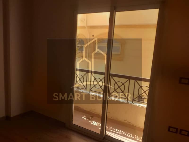 Apartment for rent in Yasmeen Villas 4, first floor with elevator, freshly finished, first occupancy, area 200 sqm, 3 bedrooms and 2 bathrooms, including a master, in a prime location next to services. - Vista 5