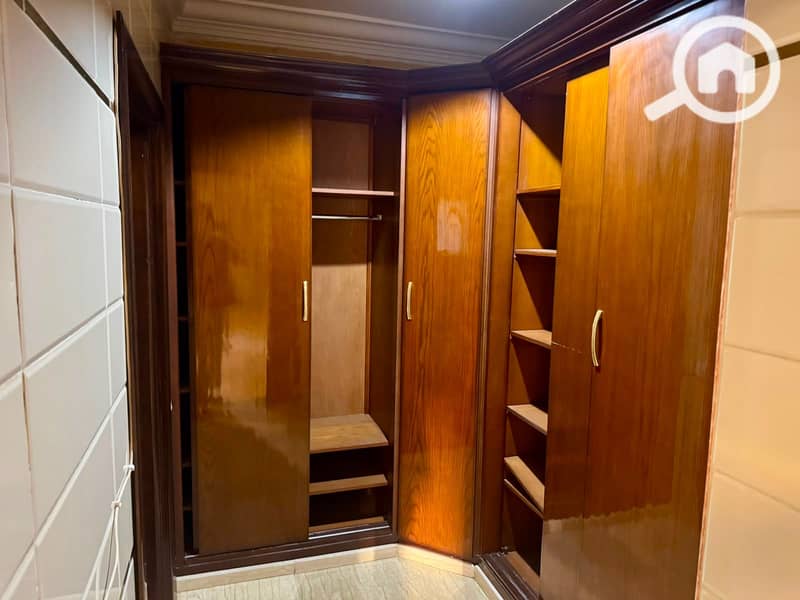 A complete villa for rent at a fantastic price, guaranteed investment - consisting of 3 floors of separate apartments + a roof + a basement (land area 480 m, floor area 240 m) in the heart of Sheikh Zayed, district 11, neighborhood 1, with the highest quality finishes. The floors are entirely made of luxurious marble in the kitchens. - Ansicht 6