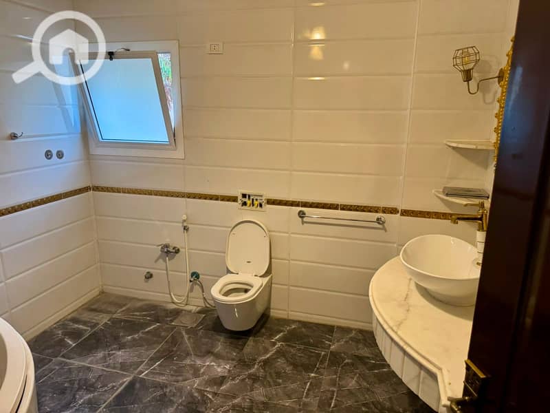 A complete villa for rent at a fantastic price, guaranteed investment - consisting of 3 floors of separate apartments + a roof + a basement (land area 480 m, floor area 240 m) in the heart of Sheikh Zayed, district 11, neighborhood 1, with the highest quality finishes. The floors are entirely made of luxurious marble in the kitchens. - Mehr