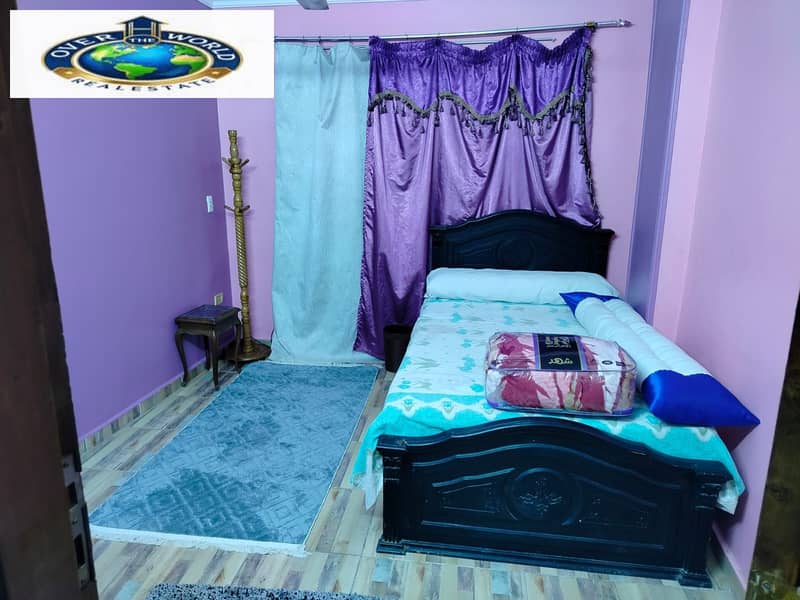 For daily rent, a furnished apartment in Arab Al-Maadi, a prime location, upscale building consisting of two bedrooms, a reception, a bathroom, and a kitchen, eighth floor, with elevator. It has an air-conditioned room, internet, and all electrical appliances suitable for families and committed youth only. – pohled 4