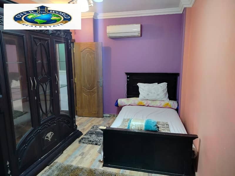 For daily rent, a furnished apartment in Arab Al-Maadi, a prime location, upscale building consisting of two bedrooms, a reception, a bathroom, and a kitchen, eighth floor, with elevator. It has an air-conditioned room, internet, and all electrical appliances suitable for families and committed youth only. – pohled 5
