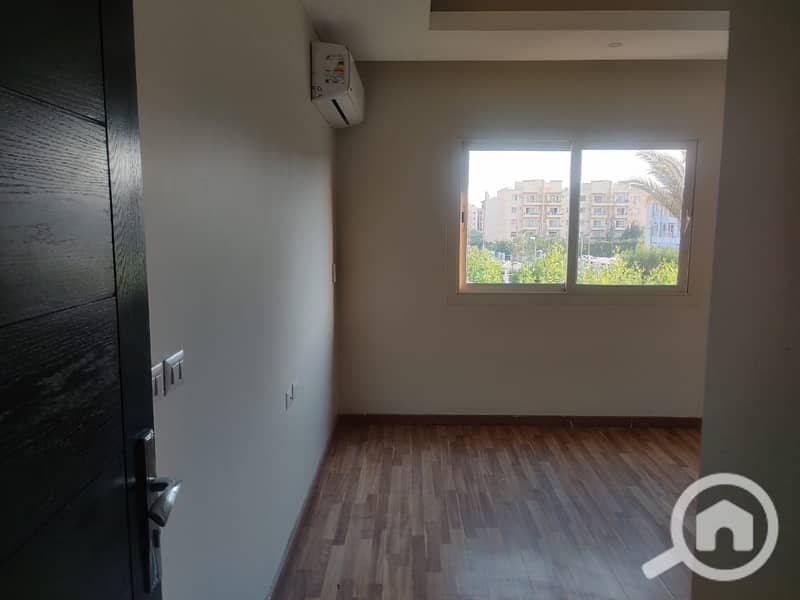 Apartment for rent with 4 ACs in The Address Compound Sheikh Zayed - Więcej