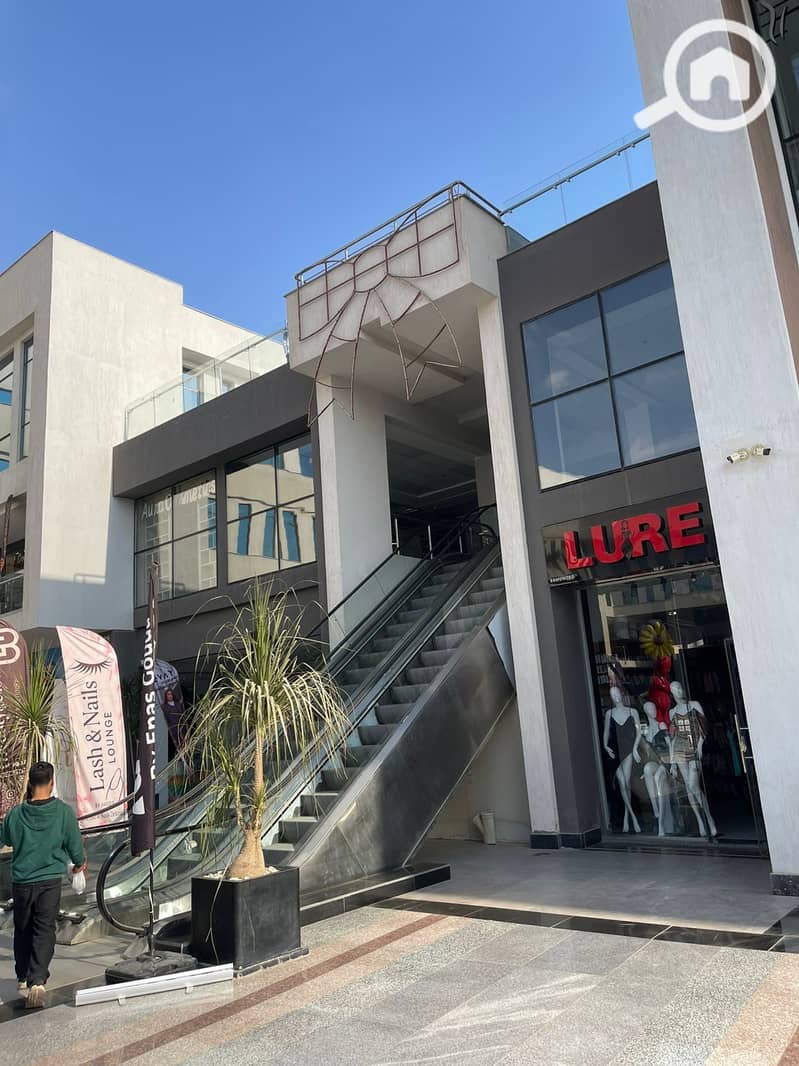 A commercial shop for sale, ready to move, prime location in West gate Mall, 6th of October - Widok 2
