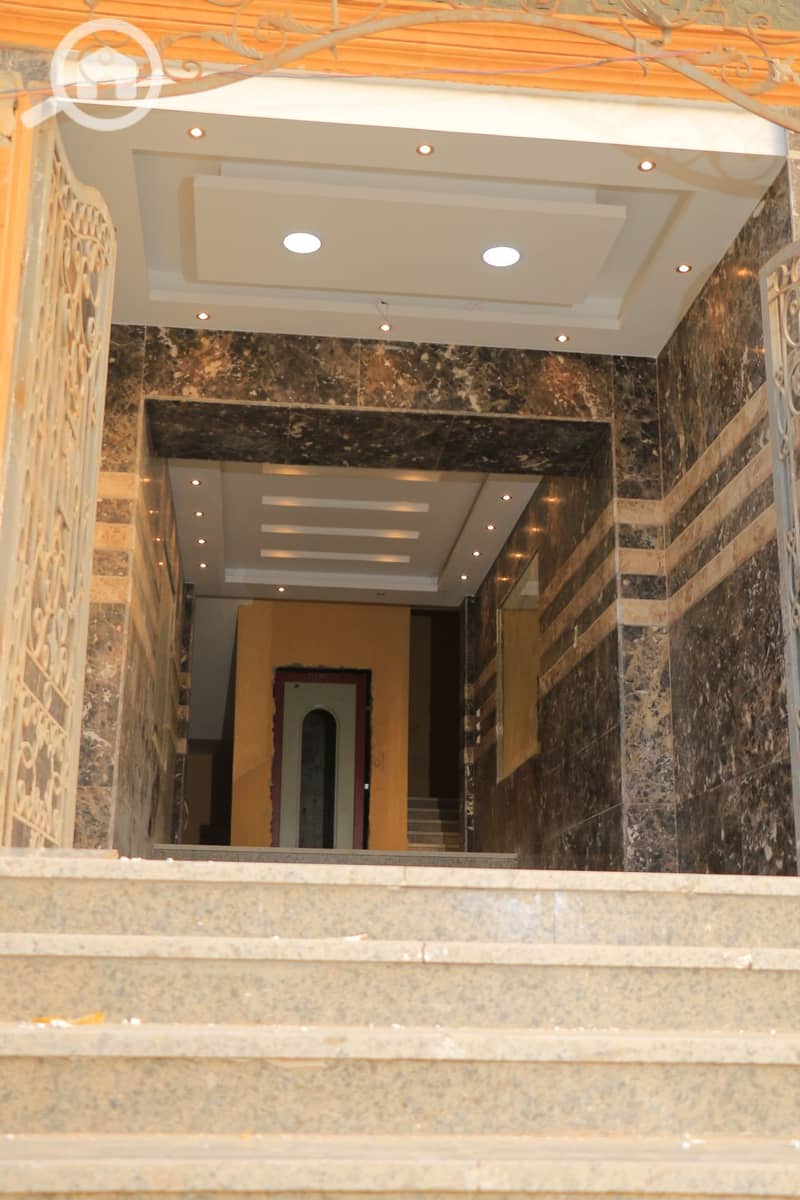 An opportunity that won't be repeated. A third-floor roof apartment of 180m with an open view in the heart of Sheikh Zayed, steps away from Espana Plaza Mall and سعودي ماركت, 5 minutes from Dahshour Link and هايبر وان. – další