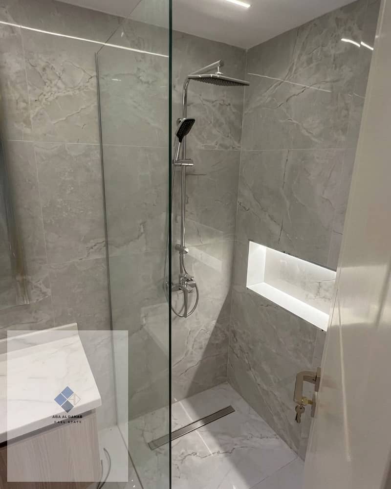 Apartment for sale in the Violet area, Fifth Settlement, finished to super lux standards. It has an area of 170 square meters on the first floor, featuring a reception area with three sections and three bedrooms, including a master bedroom. – další