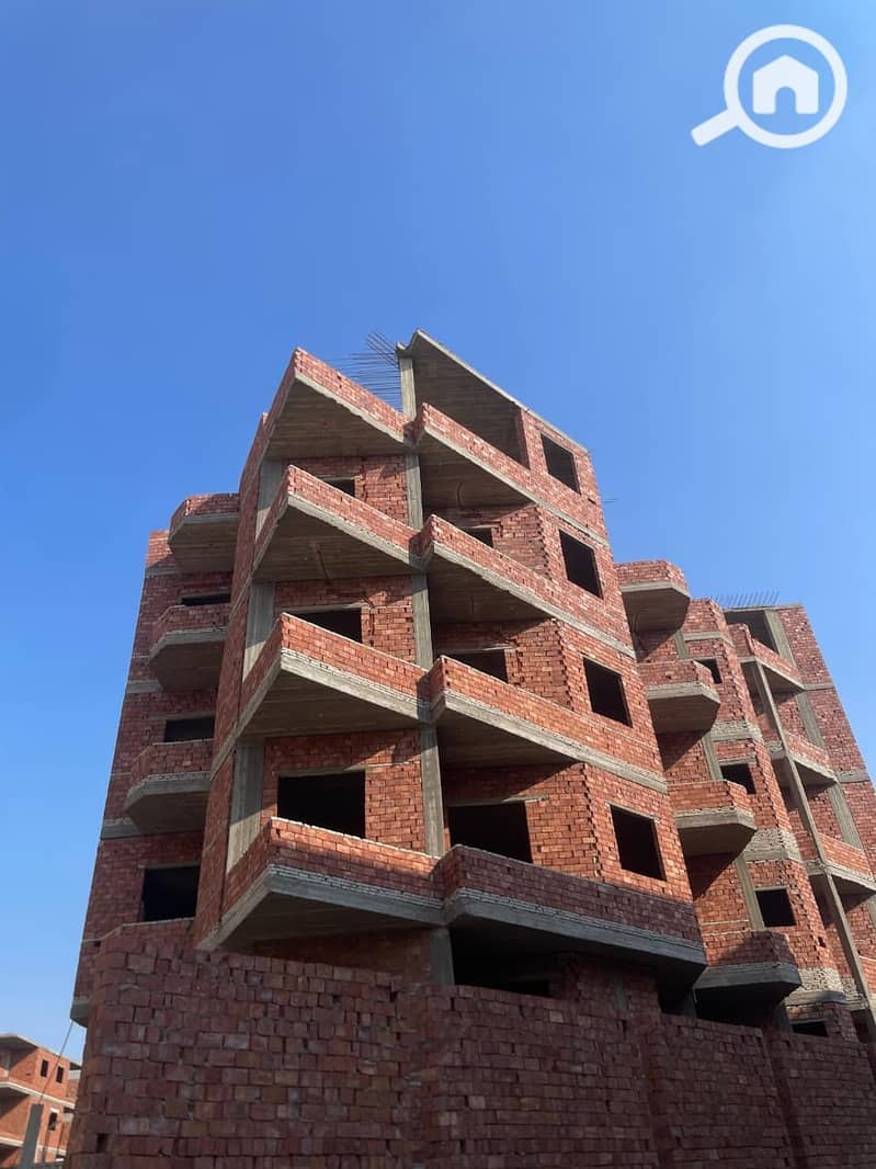 Own your apartment now in the most distinguished locations of بيت الوطن, a uniquely strategic location directly behind the Cairo National University, just 5 minutes away. – pohled 4
