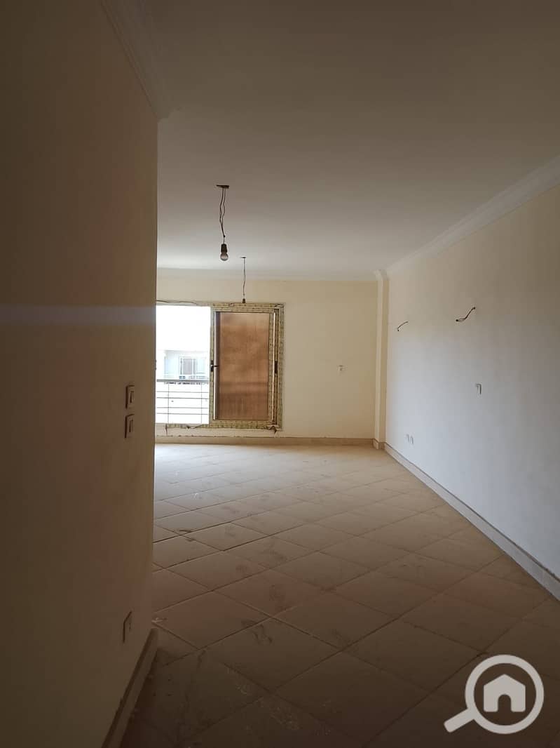 For sale, an apartment in Dar Masr Compound, Al Andalus, Phase Two, 400 buildings in front of Hyde Park, and Mufida, steps away from the American University. - Widok 5