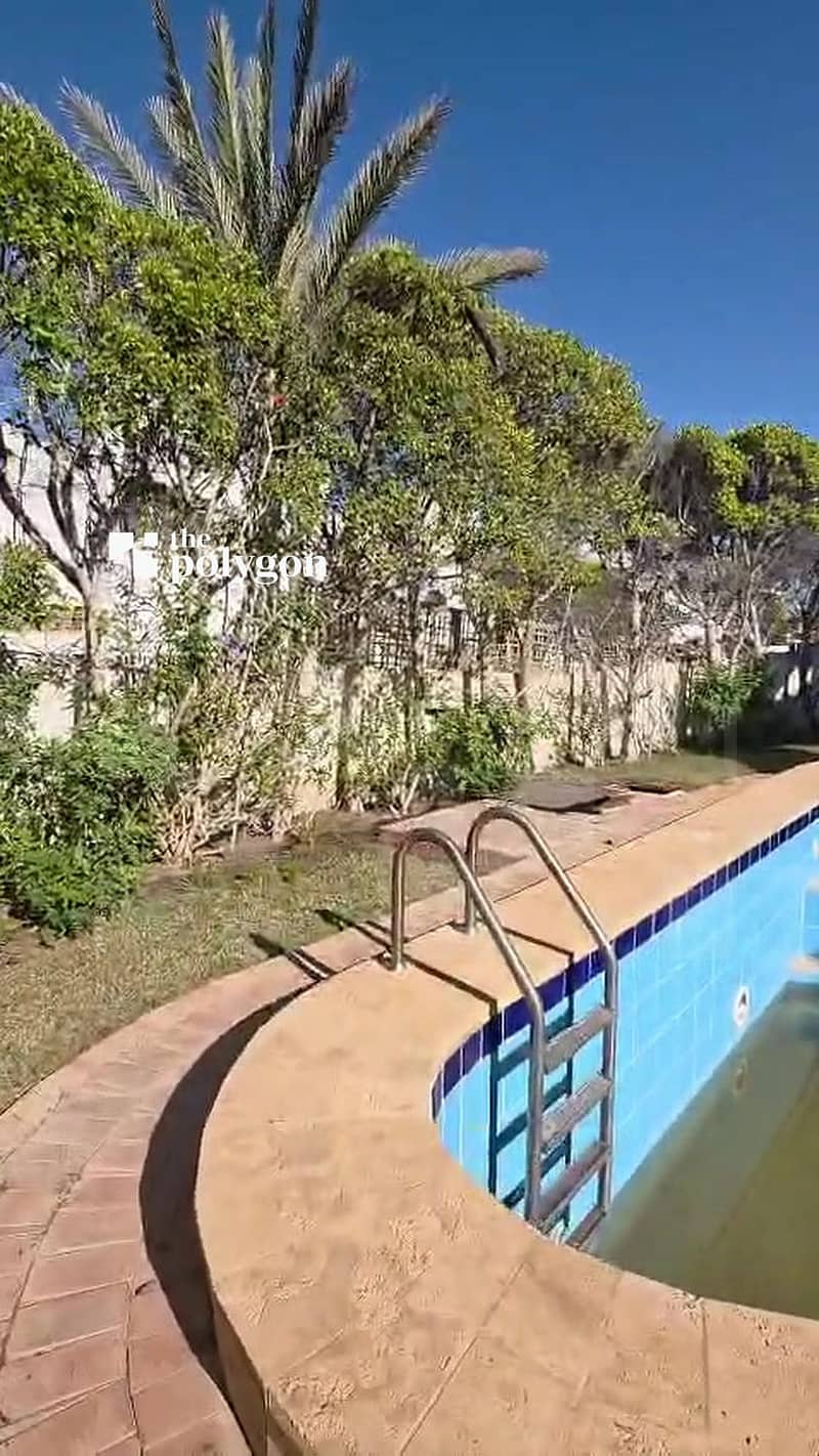 5 04_pool_curved (1). jpg