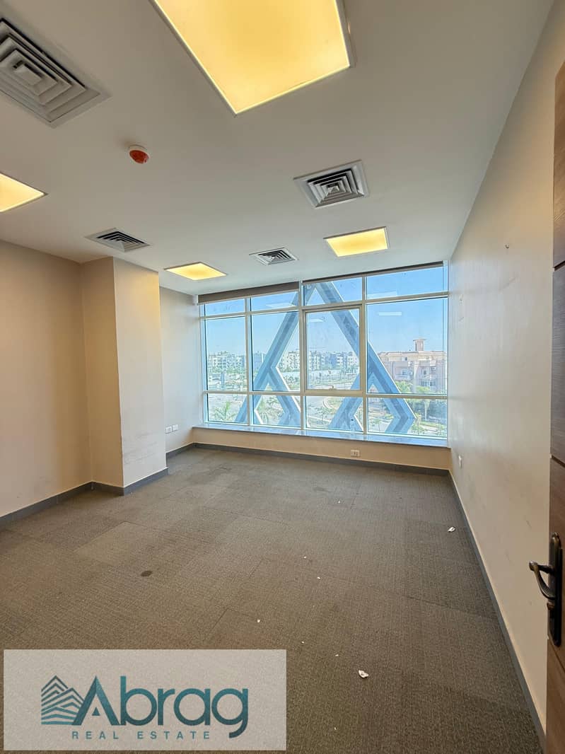 For rent: 73 sq m finished administrative office with air conditioning, located on Gamal Abdel Nasser Street, Kazan Plaza Mall, October. – pohled 3
