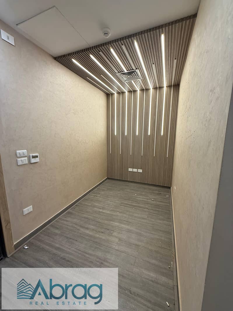 For rent: 73 sq m finished administrative office with air conditioning, located on Gamal Abdel Nasser Street, Kazan Plaza Mall, October. – pohled 5